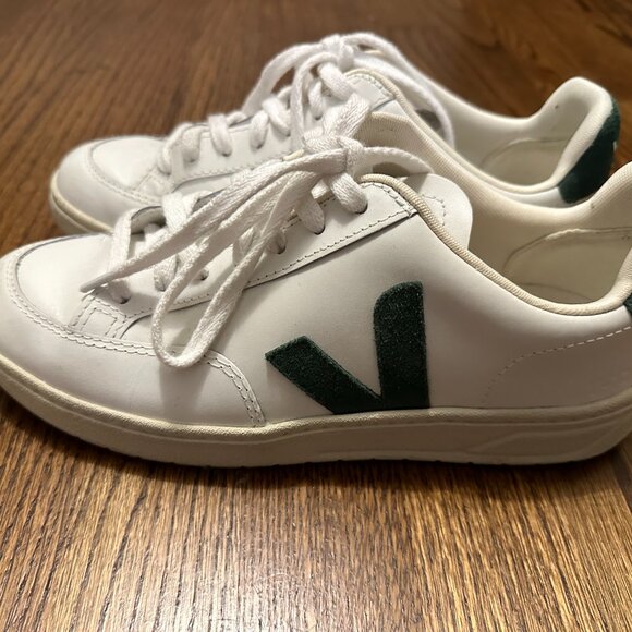 Veja V-12 Sneaker in Extra-White & Cyprus - Picture 3 of 8